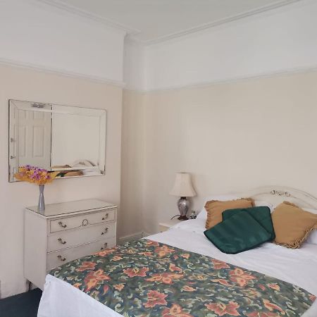 Double Room Available- London Seven Kings Seven Kings Train Station イルフォード エクステリア 写真