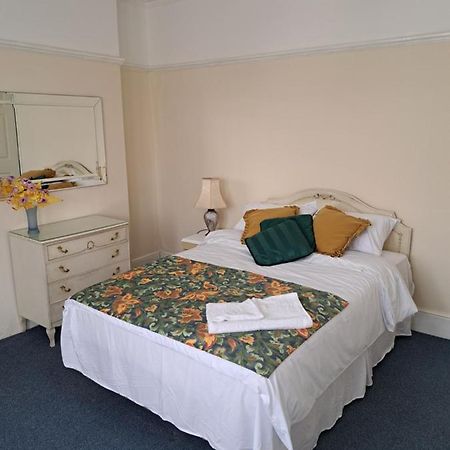 Double Room Available- London Seven Kings Seven Kings Train Station イルフォード エクステリア 写真