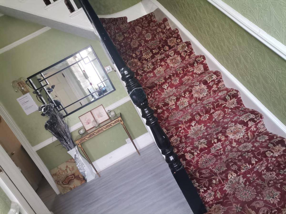 Double Room Available- London Seven Kings Seven Kings Train Station イルフォード エクステリア 写真