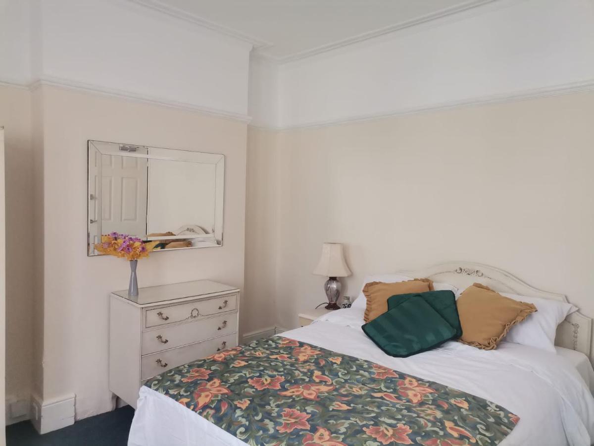 Double Room Available- London Seven Kings Seven Kings Train Station イルフォード エクステリア 写真