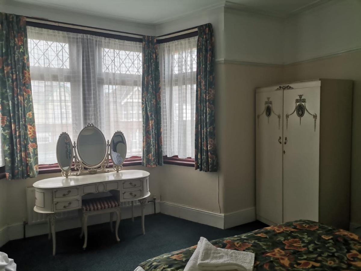 Double Room Available- London Seven Kings Seven Kings Train Station イルフォード エクステリア 写真