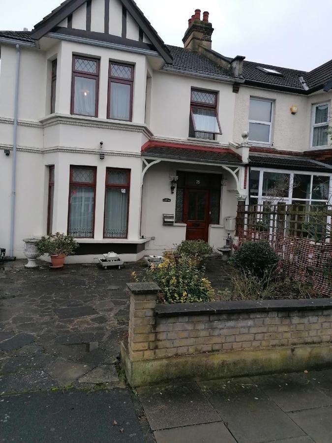 Double Room Available- London Seven Kings Seven Kings Train Station イルフォード エクステリア 写真