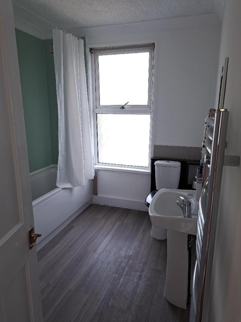 Double Room Available- London Seven Kings Seven Kings Train Station イルフォード エクステリア 写真
